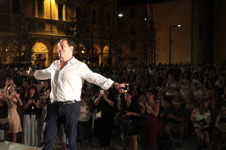 Stefano Accorsi sul palco di piazza della Libertà per "Piazze di cinema"
