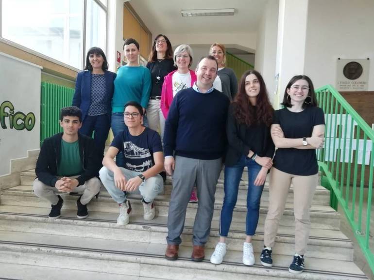 Nella foto la dirigente del liceo Righi Lorenza Prati con il gruppo TedxYouth del liceo Righi, edizione 2019