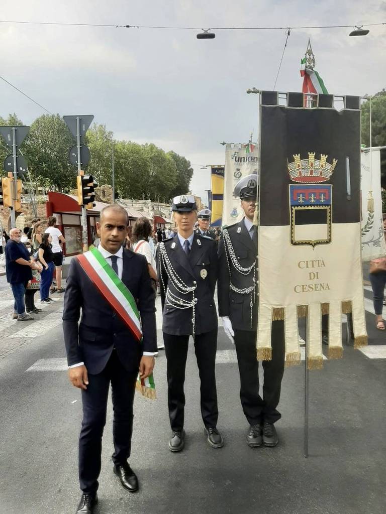 Nella foto il vicesindaco Christian Castorri con il gonfalone del Comune di Cesena e due agenti della Pl