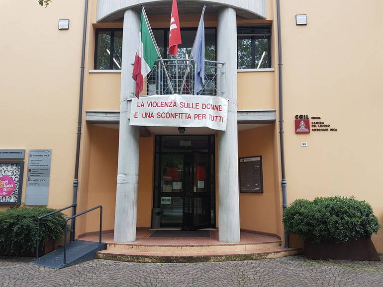 Striscioni neofascisti alla Camera del lavoro di Cesena
