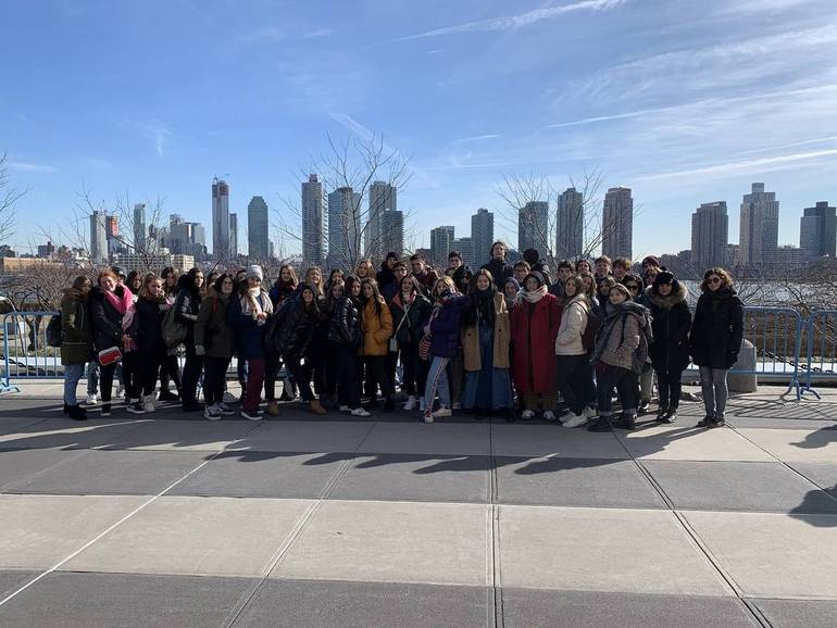 Il gruppo degli studenti cesenati all'Onu (New York) con i grattacieli di Manhattan sullo sfondo