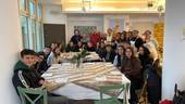 Nella foto un momento della visita degli studenti del Serra alle Cucine popolari di Cesena.