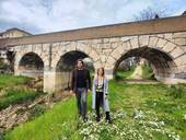 il sindaco Filippo Giovannini e l'archeologa Giorgia Grilli ai piedi del ponte romano