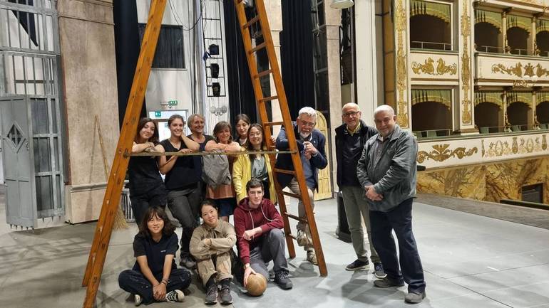 Sul palco del Bonci, il regista Alfonso Antoniozzi, Marcello Morresi di Scenicamente con i ragazzi allievi scenografi