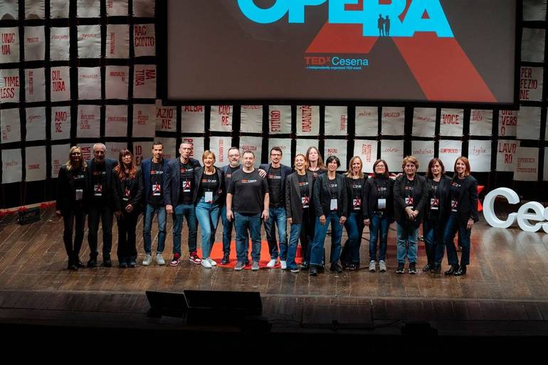 Una foto del gruppone Tedx Opera di ieri sera al teatro Bonci 