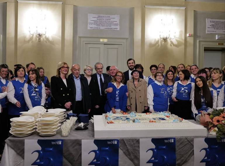 il taglio della torta con i sindaci di Cesena e di Forlì