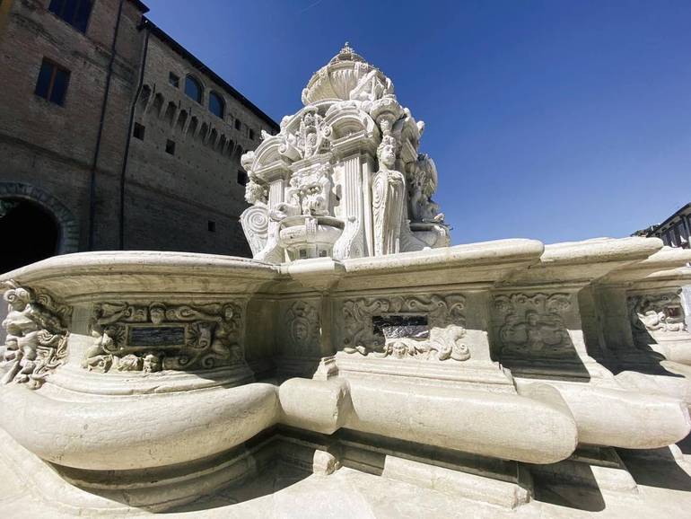 Torna a splendere la fontana Masini, in piazza del Popolo