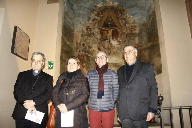 Da sinistra il vescovo monsignor Douglas Regattieri, la restauratrice Mariella Dell'Amoe, il professor Marino Mengozzi e il parroco della Cattedrale don Giordano Amati (Sandra e Urbano fotografi)