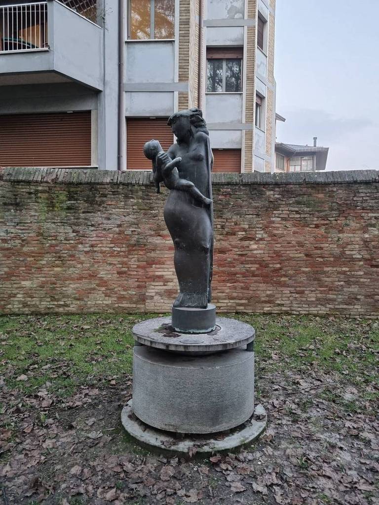 Torna in centro storico la statua "Donna con bambino"