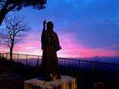 La statua di padre Guglielmo Gattiani, davanti al convento dei Cappuccini a Cesena - foto Marino Savoia