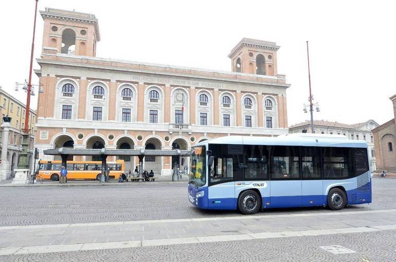 Autobus in piazza Saffi, a Forlì (foto archivio)