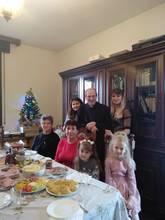 Don Andrea Budelacci e gli ospiti ucraini nel giorno di Natale