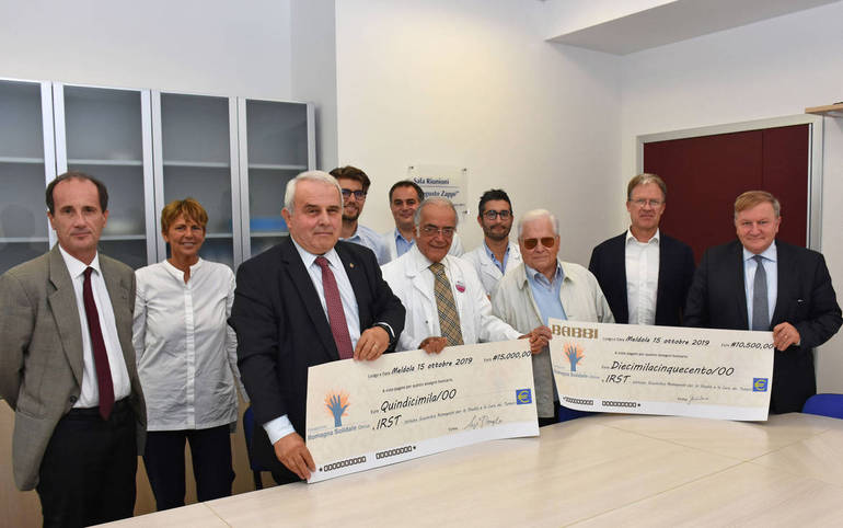 Un assegno di 15 mila euro per la radioterapia pediatrica