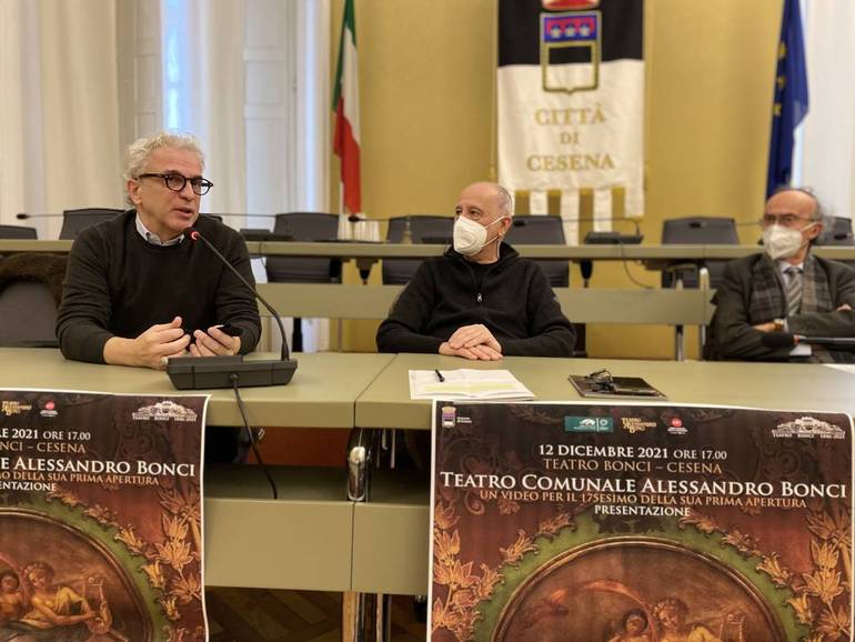 Nella foto: Matteo Bosi, l'assessore Carlo Verona e il direttore del "Bonci" Franco Pollini