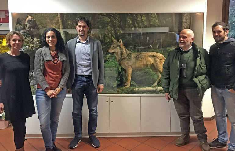 Nella foto, di fronte al diorama che contiene il lupo, da sinistra: Agnese Roversi, Francesca Lucchi, Lorenzo Rossi, Daniele Zavalloni, Andrea Boscherecci