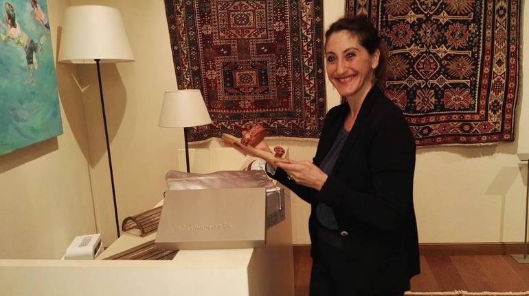 Chiara Fabbri mostra una delle sue creazioni, freschissime di fabbrica. Ciabatte in coccodrillo col marchio "Damasco chic"