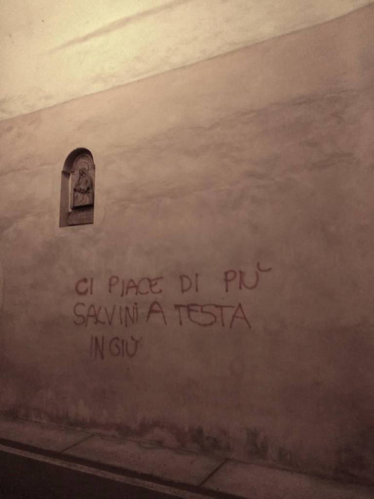 Una scritta offensiva contro Matteo Salvini nei paraggi di Porta Santi