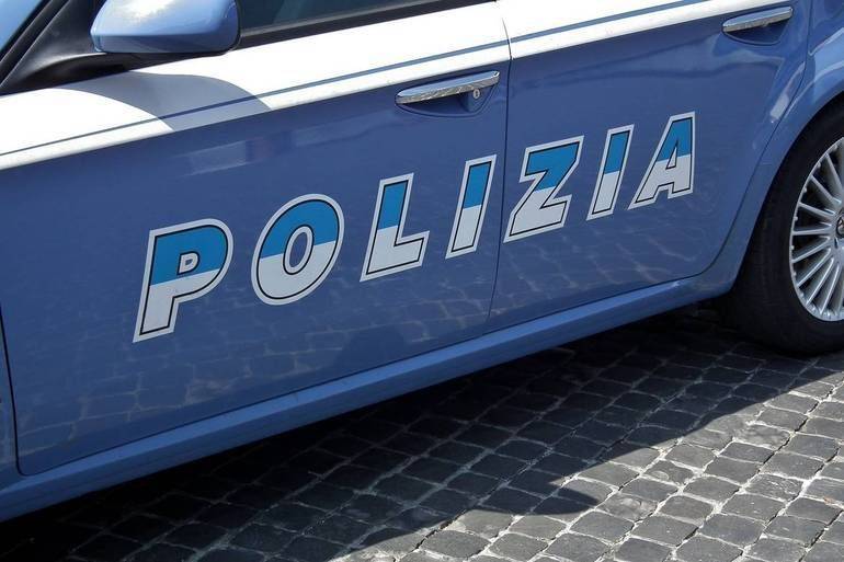 Vendevano vari oggetti nell'area dell'ospedale Bufalini, sanzionati due italiani dalla Polizia locale