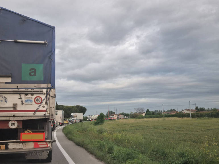 la viabilità alternativa è stata congestionata: nella foto Sa.L., lunge file in via Torino tra Pievesestina e Cesena