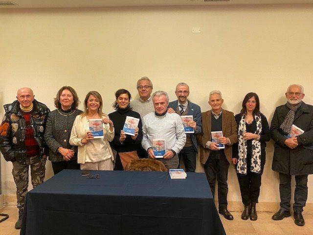 Foto di rito degli autori con la curatrice Elide Giordani, autrice anche di tre racconti