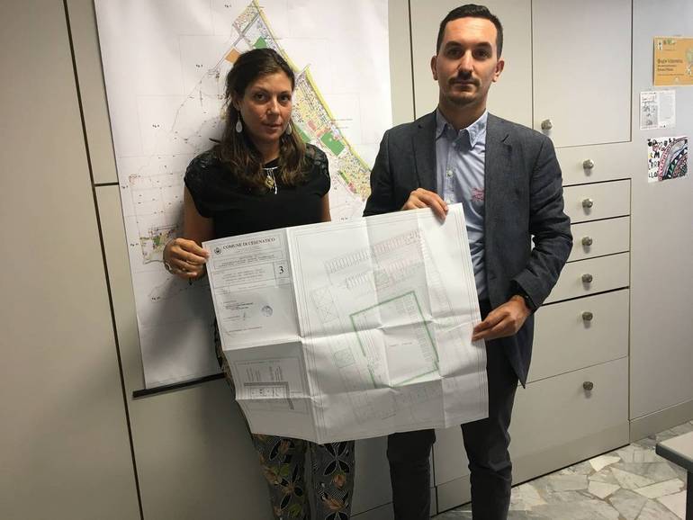 Il sindaco Matteo Gozzoli mostra le carte del progetto