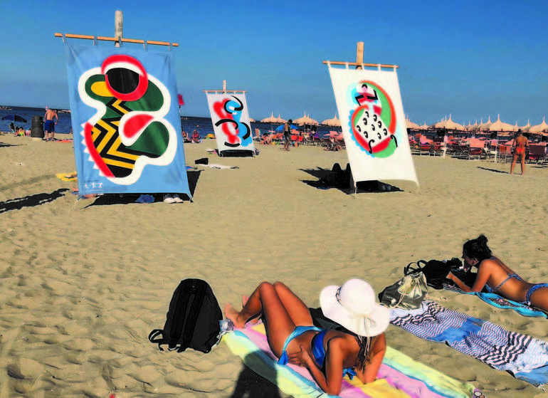 Spiaggia libera di Zona Cesarini con tende al mare