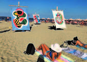 Spiaggia libera di Zona Cesarini con tende al mare
