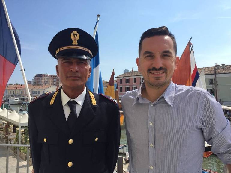 Paolo Di Masi, nuovo comandante del posto di Polizia, con il sindaco di Cesenatico, Matteo Gozzoli