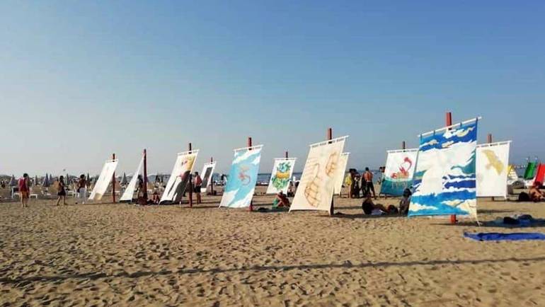 Asta delle tende al mare in mostra presso la Spiaggia libera di Piazza Andrea Costa dal 27 giugno all’8 settembre