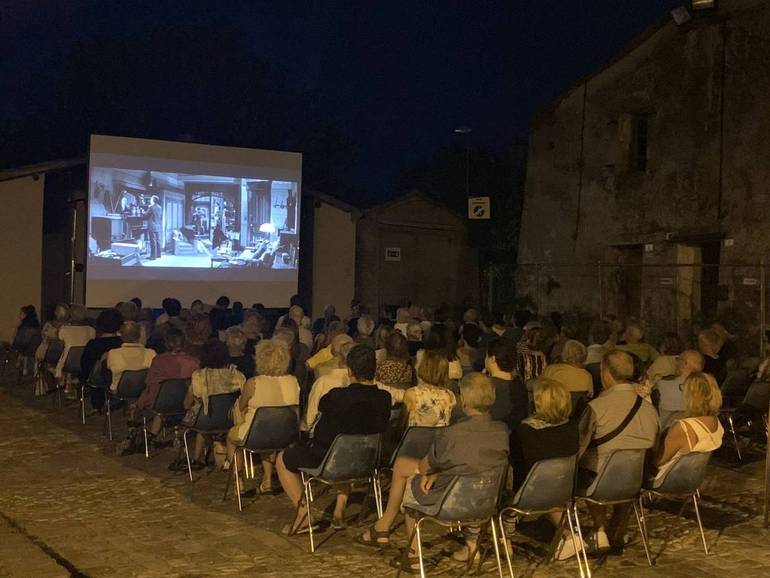 Cinema all'aperto in piazza delle conserve, a Cesenatico
