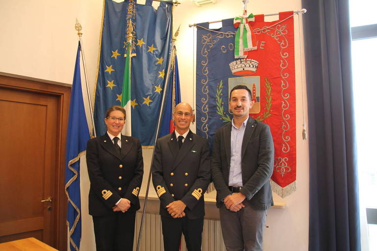 In foto da sinistra il tenente Di Donna, il capitano Micheli e il primo cittadino Matteo Gozzoli