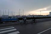 Ciclisti infreddoliti questa mattina a Cesenatico (Pippofoto)
