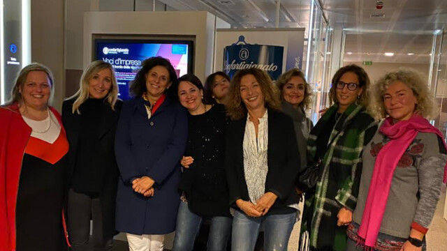 Nella foto Fulvia Fabbri, presidente di Donne Impresa Confartigianato, seconda da sinistra con altre imprenditrici associate