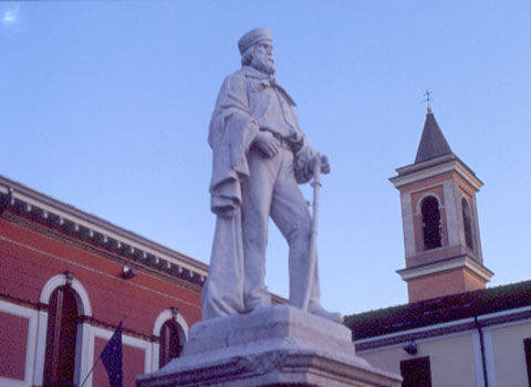 Monumento a Garibaldi in piazza Carlo Pisacane a Cesenatico (foto Ufficio turistico)