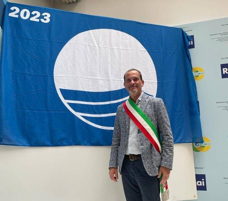 Il sindaco Pari con la Bandiera Blu 2023