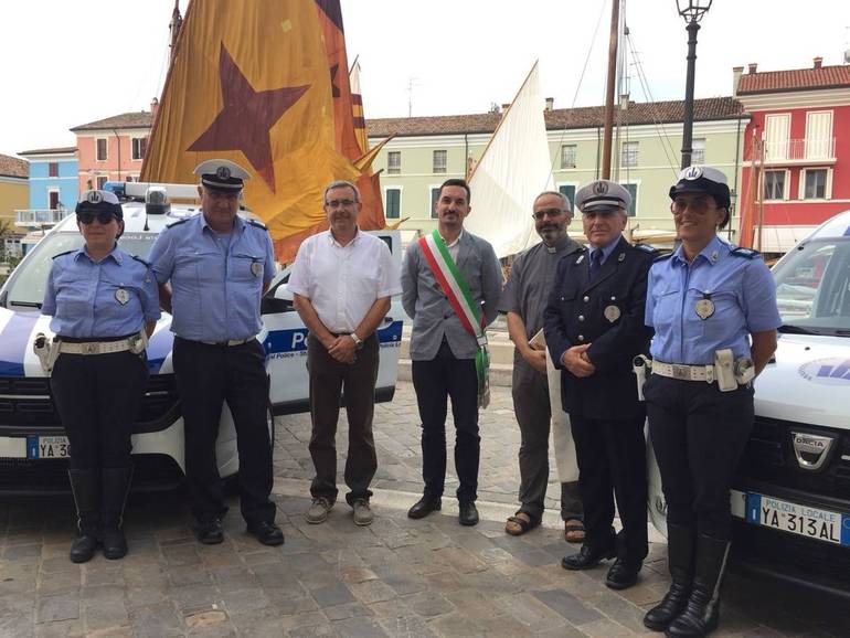 Nella foto, al centro il sindaco Matteo Gozzoli; alla sua sinistra il parroco di San Giacomo, don Gian Piero Casadei, e il comandante della Polizia locale, Edoardo Turci