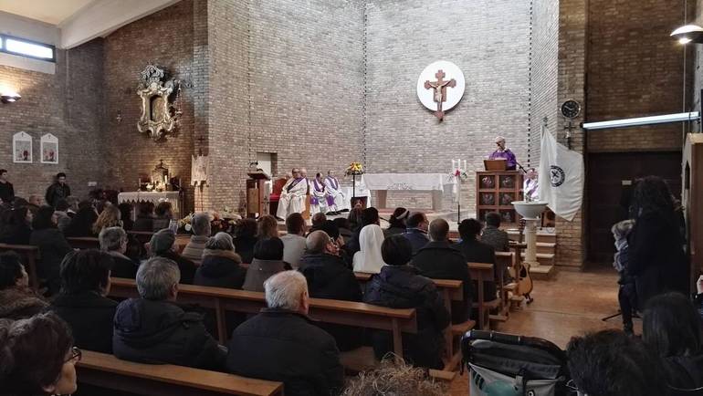 Chiesa piena a Bagnarola per i funerali di Piero Zoffoli. Il parroco don Giovanni Barduzzi mentre tiene l'omelia (Foto)