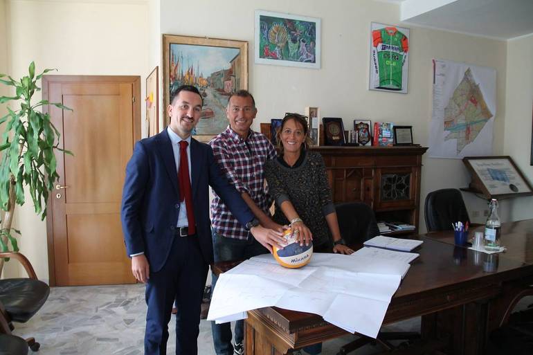 da sinistra: il sindaco Gozzoli, Casali (Beach volley University Asd) e l'assessore allo sport Morara