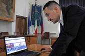 Il sindaco Gozzoli naviga sul nuovo sito web del Comune di Cesenatico (foto Venturi)