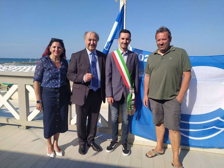 Nella foto il sindaco Gozzoli con Lorena Fantozzi, Claudio Mazza, Simone Battistoni, presidente della Cooperativa bagnini di Cesenatico