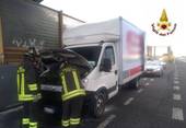 Incidente a Cesenatico, si ribalta un furgone della raccolta rifiuti