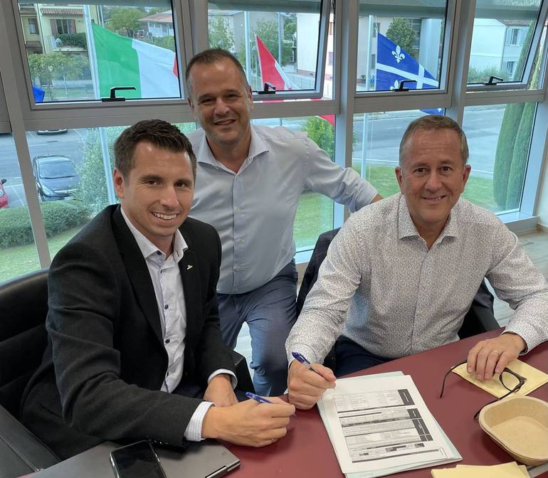 Nella foto la firma del contratto. Rocco De Lucia (al centro) titolare di Siropack, Luc Langevin (a destra) e Jerome Porlier (a sinistra) di Cascades 