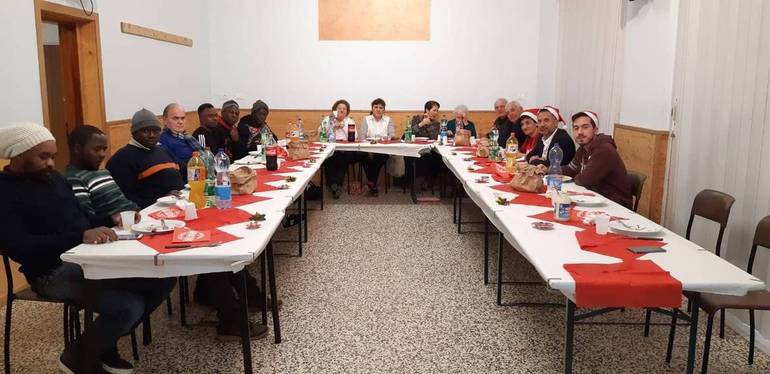 Nella foto, i partecipanti al pranzo di Natale, in parrocchia a Cannucceto