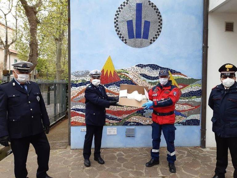 Nuove mascherine per la polizia locale di Cesenatico grazie all'associazione Carabinieri