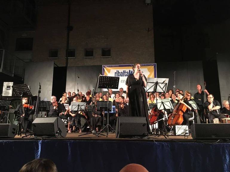Nella foto, Chiara Balestri, una dei solisti, il coro e gli archi diretti da Andrea Costa