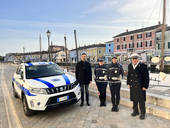 Il nuovo mezzo con il sindaco Gozzoli, due agenti, e il comandante Turci