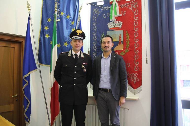 Il comandante Flavio Annunziata e il sindaco Matteo Gozzoli (foto archivio)