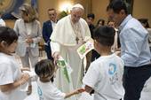 Vaticano, 22 settembre: Papa Francesco incontra nell’Auletta dell’Aula Paolo VI tre famiglie di profughi dall’Afghanistan. Foto Vatican Media/SIR