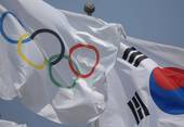 Bandiera olimpica e sudcoreana (wikimedia commons)