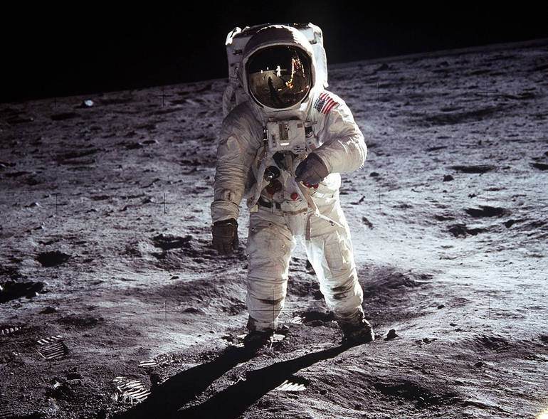 Apollo 11 (wikimedia commons)